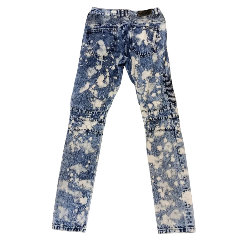 EMBELLISH MEN'S SIZE 30×32.5 CLASSIC ACID WASHED JEANS.